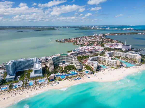 Sun, Sand, and Simplicity: All Inclusive Vacation Packages to Mexico and the Caribbean with Apple Vacations